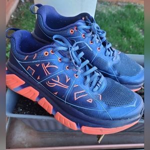 Women Hoka Infinite shoe size 9.5